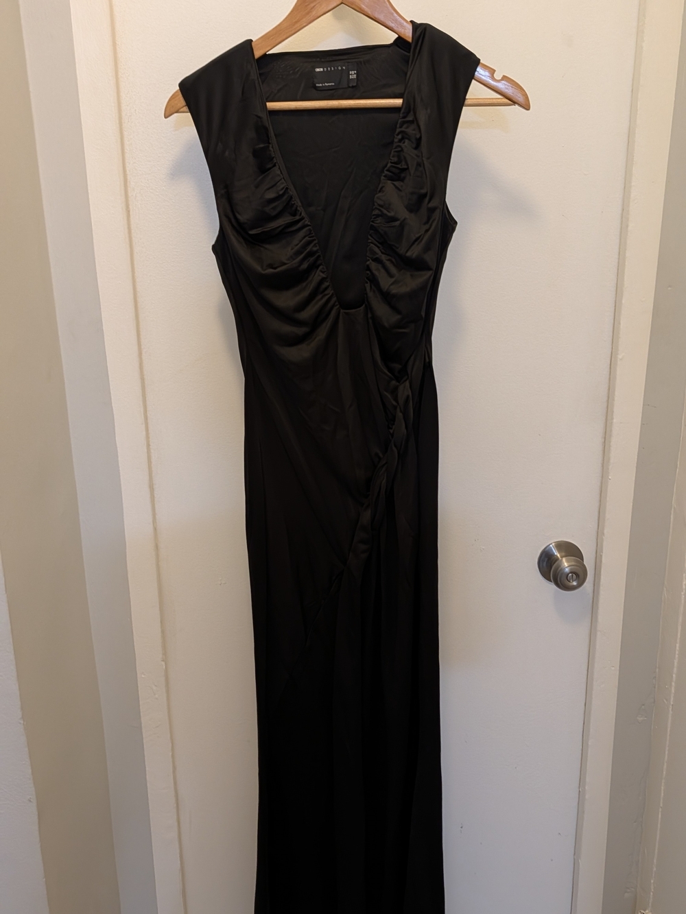 Sleeveless Black Ruched V-Neck Maxi Dress